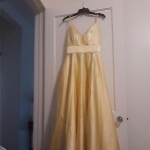 yellow prom dress. size 8. never been worn.